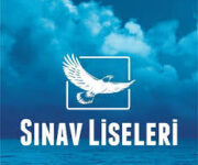 "Özel Alanya Sınav Temel Lisesi öğrencileri modern sınıf ortamında ders işliyor, öğretmen rehberliğinde etkileşimli ve disiplinli eğitim alıyor."