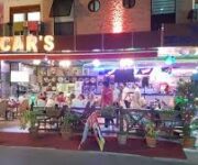 “Oscar Restaurant Alanya’da özenle hazırlanmış lezzetli yemekler ve şık masa düzeni.”