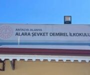 Alara Şevket Demirel İlköğretim Okulu binası, modern eğitim imkanları ve öğrencilerine güvenli, destekleyici öğrenme ortamı sunan okul.