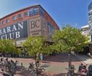 Baran Club mağazasında sergilenen erkek ve kadın modern giyim ürünleri, ceket, gömlek ve pantolon koleksiyonları.