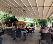 Sea Garden Restoran’da deniz manzarası eşliğinde taze deniz ürünleri ve huzurlu akşam keyfi.