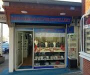 TAŞLI TUŞLU mağazasında sergilenen kadın çantaları, takı aksesuarları ve modern kombin ürünleri.