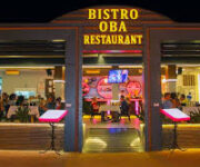 Bistro Oba Restaurant & Bar’da deniz manzaralı şık masa düzeni ve özenle sunulan yemekler