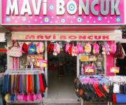 Mavi Boncuk Bijuteri mağazasında sergilenen kadın takı aksesuarları, kolye, bilezik ve küpe koleksiyonları.