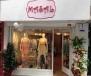 Masal Butik Alanya – Kadın giyim ürünlerinin modern, zarif ve renkli tasarımlarla sergilendiği şık butik mağaza.