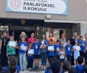 Parlayüksel İlkokulu binası, modern eğitim imkanları ve öğrencilere güvenli, destekleyici bir öğrenme ortamı sunan okul.