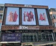 RYMcollection mağazasında sergilenen zarif kadın giyim koleksiyonu – Alanya’da modern tarzı ve kaliteyi bir araya getiren butik moda mağazası.