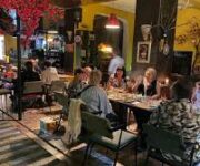 “Ya-Ka Meyhane’de Türk mezeleri, deniz ürünleri ve canlı müzik eşliğinde keyifli akşam.”