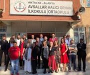 Halıcı Orhan İlköğretim Okulu binası, modern sınıfları ve öğrencilere güvenli, çağdaş bir eğitim ortamı sunan ilkokul.