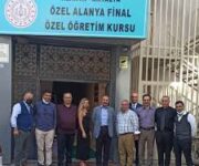 "Alanya Final Özel Öğretim Kursu öğrencileri modern sınıf ortamında ders çalışıyor, öğretmen rehberliğinde bireysel ve grup etütleri yapıyor, güncel eğitim materyalleriyle desteklenen öğrenme alanı."