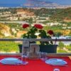 “Konaktepe Restaurant’ta Alanya manzarası eşliğinde yöresel lezzetler sunulan açık hava restoran alanı.”