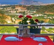 “Konaktepe Restaurant’ta Alanya manzarası eşliğinde yöresel lezzetler sunulan açık hava restoran alanı.”