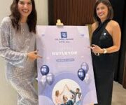 “Yasemin Sönmez Beauty Room’da profesyonel saç ve cilt bakım hizmeti alan müşteri”