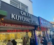 Oktay Kuyumcu mağazasında sergilenen altın ve pırlanta takılar, yüzük, kolye ve bilezik koleksiyonları.