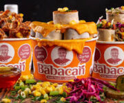 “Babacan Çiğ Köfte Alanya Çarşı Şubesi’nde taze malzemelerle hazırlanan dürüm ve porsiyon çiğ köfte sunumu.”