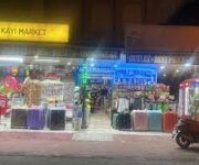 Alanya’da Kayı Bag Shop & Alchool Shop mağazası, şık çanta, aksesuar ve özel ürün çeşitleriyle müşterilerine kaliteli alışveriş deneyimi sunuyor.