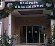 "Gazipaşa Öğretmenevi ve Akşam Sanat Okulu öğrencileri çeşitli sanat ve kültürel etkinliklerde yer alıyor, modern atölyeler ve sınıflarda eğitim alıyor."