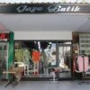 Gaye Butik Alanya – Kadın giyim ürünlerinin şık ve modern tasarımlarla vitrinlerde sergilendiği butik mağaza.