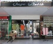 Gaye Butik Alanya – Kadın giyim ürünlerinin şık ve modern tasarımlarla vitrinlerde sergilendiği butik mağaza.