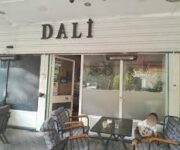 Alanya’da modern dekorasyonu ve zengin menüsüyle öne çıkan Dali Food & Cafe’de kahve ve lezzetli yemek keyfi. ☕🍽️