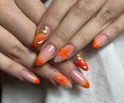 “Shu-shu Nail Salonn’da profesyonel manikür ve nail art uygulaması yapılan müşteri”