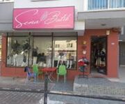 Sema Butik mağazasında sergilenen şık ve modern kadın giyim ürünleri, elbiseler ve kombin seçenekleri.