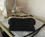 Kömeç Çanta Alanya mağazası, şık tasarımlı, kaliteli ve her bütçeye uygun çanta koleksiyonlarıyla dikkat çekiyor.