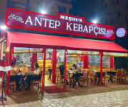 Odun ateşinde pişen geleneksel Antep kebabı ve mezeleriyle Meşhur Antep Kebapçısı’nın lezzet dolu sunumu