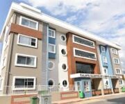 "Pratik Kız Sanat Okulu öğrencileri resim, el sanatları ve yaratıcı etkinlikler yapıyor, modern atölye ve eğitim materyalleri ile desteklenen öğrenme ortamında çalışıyor."