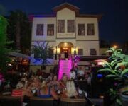 “Alanya Villa Okan Restaurant’ta şık dekorasyon, zengin menü ve Akdeniz lezzetleri”