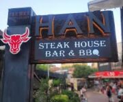 Han Steakhouse Bar & Bbq’de odun ateşinde pişen ızgara etler ve şık restoran atmosferi.