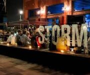 Canlı müzik ve renkli ışıklar eşliğinde keyifli vakit sunan Storm Bar Cafe’nin enerjik atmosferi.