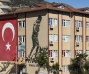 Abdurrahman Alaattinoğlu Ortaokulu binası, modern eğitim yapısı ve öğrencilere güvenli, çağdaş bir öğrenme ortamı sunan okul.