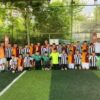 Alanya Galatasaray Futbol Okulu’nda çocuklar antrenör eşliğinde futbol çalışması yaparken.