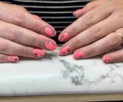 “Beauty Bar Nail Designer Mrs. Yeliz’de profesyonel nail art ve manikür uygulaması”