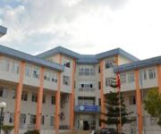 "Gazipaşa M. Rahmi Büyükballı Meslek Yüksekokulu öğrencileri modern sınıf ve laboratuvar ortamında eğitim alıyor, öğretmen rehberliğinde uygulamalı ders ve projeler gerçekleştiriyor."