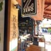ZERO COFFEE’de üçüncü dalga demleme yöntemleriyle hazırlanan kahveler ve minimal, modern kafe atmosferi