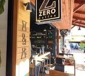 ZERO COFFEE’de üçüncü dalga demleme yöntemleriyle hazırlanan kahveler ve minimal, modern kafe atmosferi
