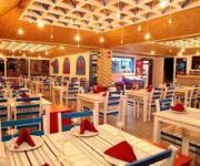 “Mırmır Beach Restaurant’ta denize sıfır masalarda Akdeniz manzarası eşliğinde keyifli yemek deneyimi.”
