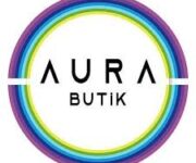 Aura Butik mağazasında kadın elbiseleri, bluzlar ve şık kombinler vitrinlerde modern ve zarif bir şekilde sergileniyor – Alanya’da stil ve kalite mağazası.