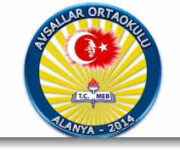 Avsallar Ortaokulu’nda öğrenciler sınıfta ders çalışırken ve öğretmen ders anlatıyor.