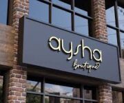 Aysha Butik Alanya – Kadın giyim ürünlerinin modern, zarif ve şık tasarımlarla vitrinlerde sergilendiği butik mağaza.