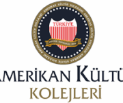 Amerikan Kültür Alanya Yabancı Dil Kursu’nda öğrenciler İngilizce eğitimi alırken konuşma pratiği yapıyor.