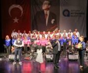 "Gazipaşa Musiki Derneği öğrencileri ve katılımcıları müzik eğitimi alıyor, enstrüman çalıyor ve modern eğitim materyalleri ile desteklenen bir ortamda çalışıyor."