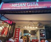 “Alanya Dürümcü Hasan Usta’da odun ateşinde pişen kebap dürümleri ve geleneksel lezzetler”