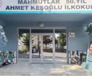 Mahmutlar 50. Yıl İlköğretim Okulu’nda öğrenciler sınıfta ders işlerken ve öğretmen anlatım yaparken.