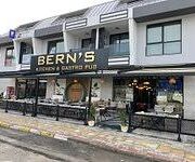 Bern’s Kitchen & Gastro Pub’da lezzetli yemekler ve şık pub atmosferi.
