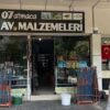 Atmaca AV Store Alanya’da avcılık ve outdoor ekipmanlarının sergilendiği mağaza içi görüntüsü.