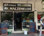 Atmaca AV Store Alanya’da avcılık ve outdoor ekipmanlarının sergilendiği mağaza içi görüntüsü.