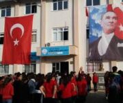 Ayşen Cengiz Urfalıoğlu Ortaokulu binası, modern eğitim ortamı ve öğrenci merkezli öğrenme anlayışıyla öne çıkan okul.